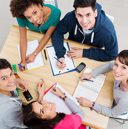 foto jovenes estudiando