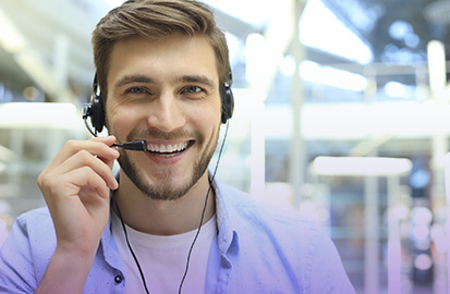 Joven en Oficina Call Center