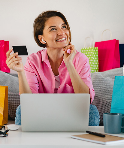 foto joven comprando por inetrnet